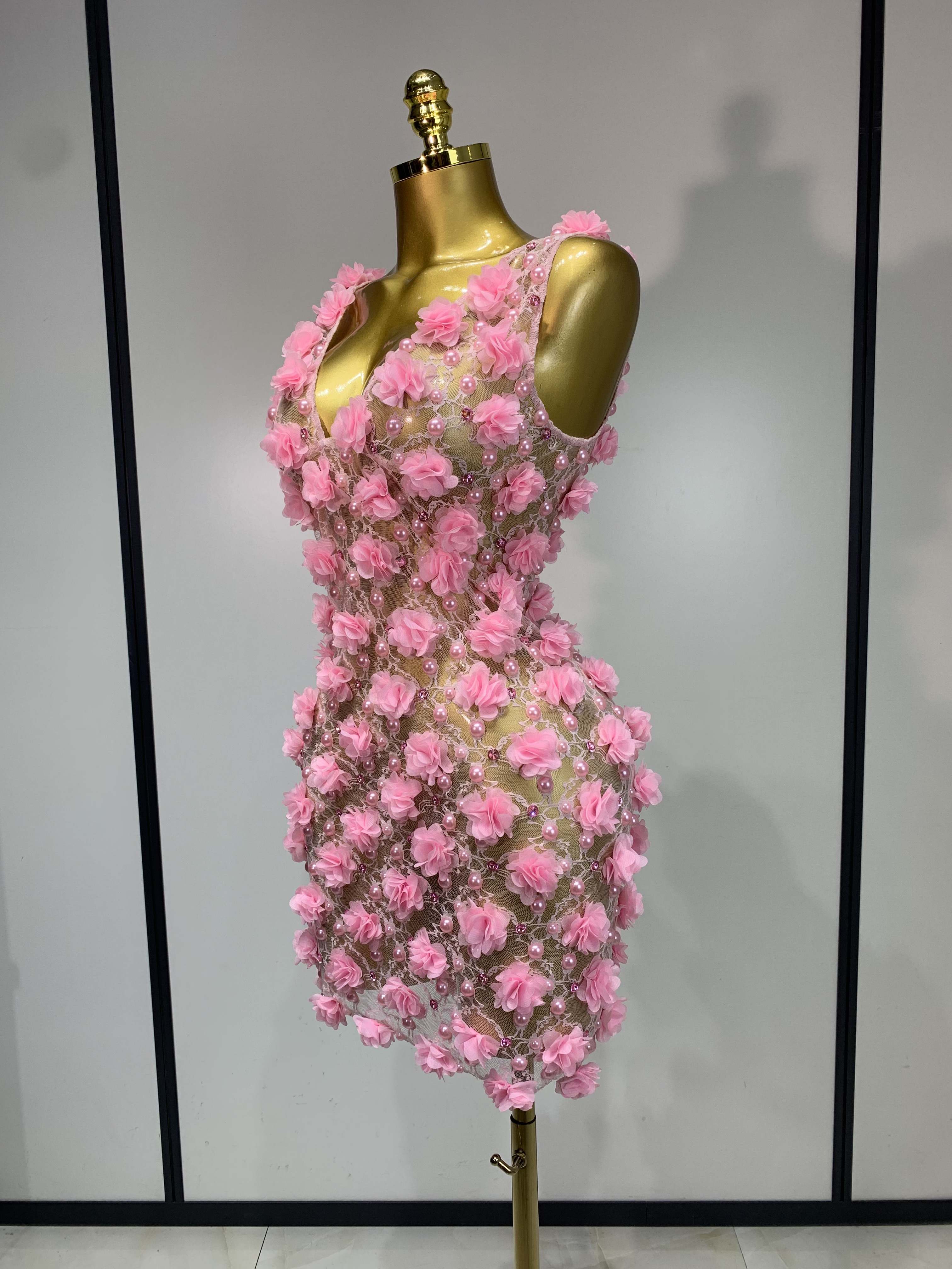 Robe moulante mini transparente en dentelle rose de luxe avec fleurs et perles pour femme, idéale pour séance photo d'anniversaire, soirée, boîte de nuit ou costume de scène