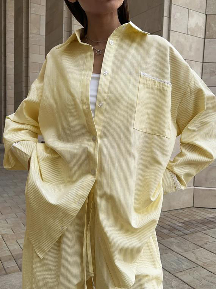 Ensemble deux pièces décontracté pour femme : chemisier ample à revers rayé verticalement et pantalon à taille élastique avec lacets