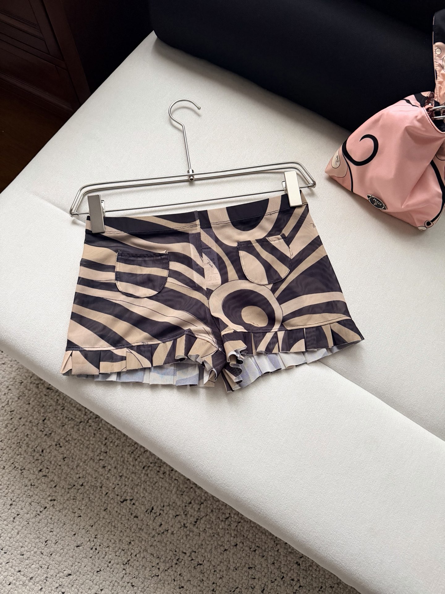 Chemise légère et transparente pour femme et short rayé minimaliste pour des vacances à la plage