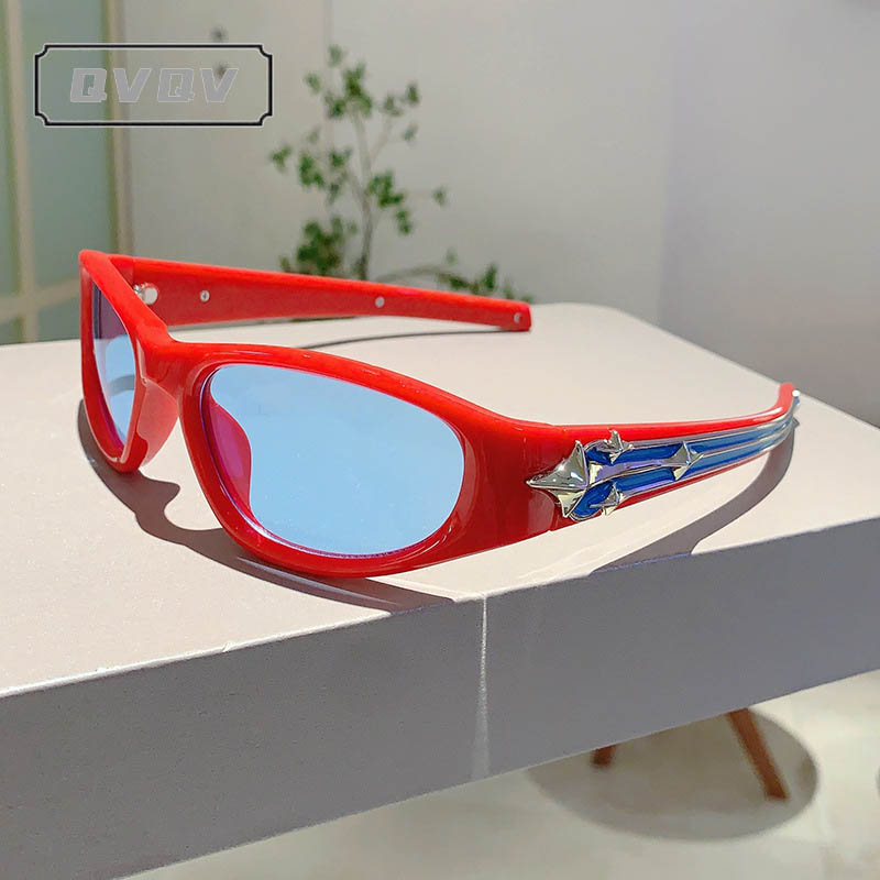 Lunettes de soleil QVQV pour femmes, protection UV, tendance mode, style punk Y2K, verres rouges et bleus, lunettes de soleil cool