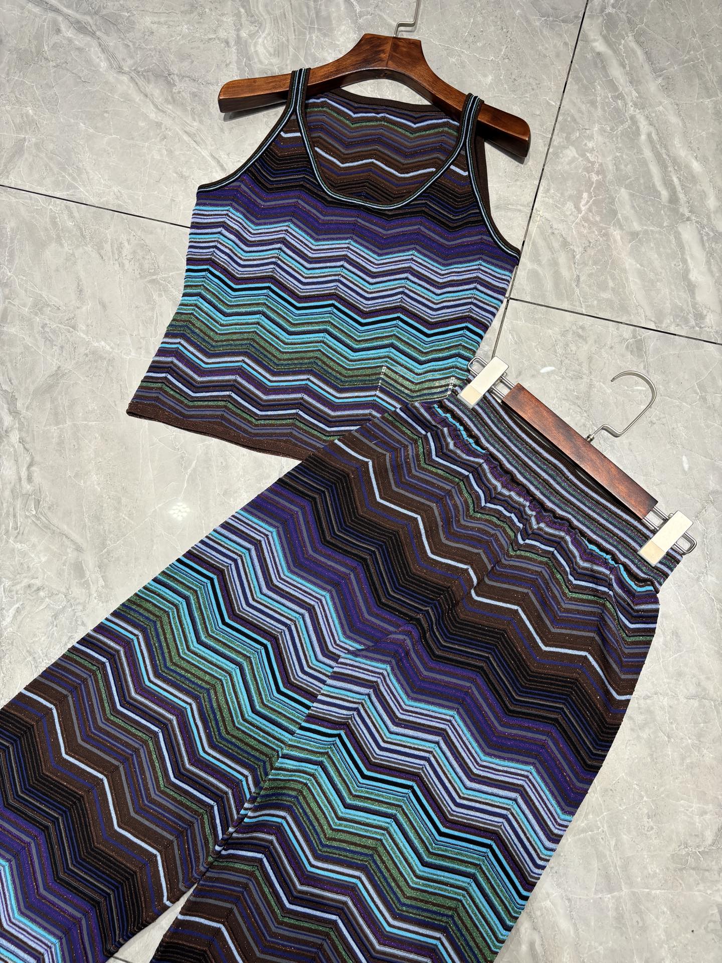 Ensemble tricoté vintage pour femme : pantalon long droit à rayures ondulées et taille élastique + débardeur sans manches à col en U