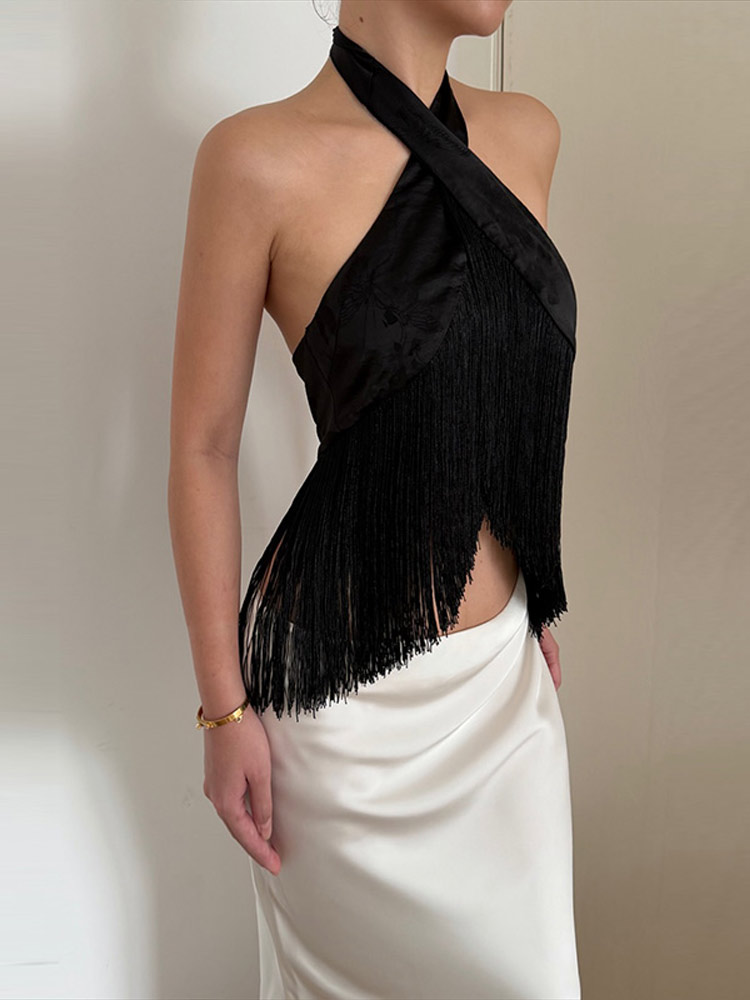 Haut court chic en satin uni pour femme, avec franges, col halter croisé, sans manches, épaules dénudées, dos nu, collection été 2026