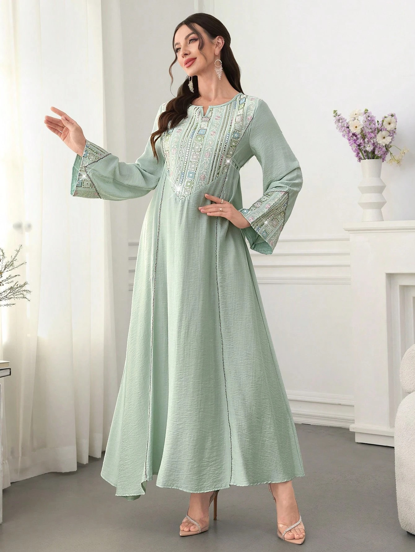 Abaya musulman vert clair, décolleté et poignets brodés à paillettes exquises, parfaits pour les événements semi-formels du moyen-orient, nouvelle collection 2025