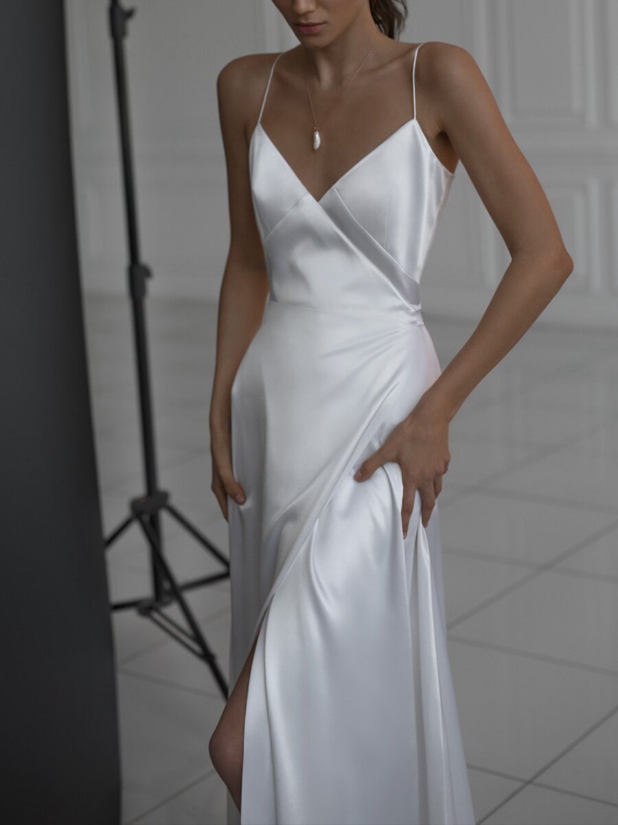 Robe de mariée élégante en satin coupe A, col en V, bretelles spaghetti, sexy, dos nu, fente haute, sur mesure