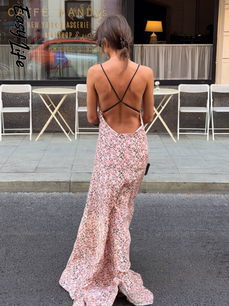 Robe longue en satin rose à motifs floraux, bretelles spaghetti, décolleté en V profond, détail rose noire sur le devant, ourlet à volants, robe de ville et de vacances pour femme