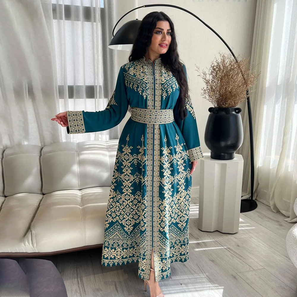 Robes zippées imprimées à la mode de nouveau style à Dubaï, Arabie Saoudite. Robes de style ethnique moyen-orient pour femmes avec ceintures.