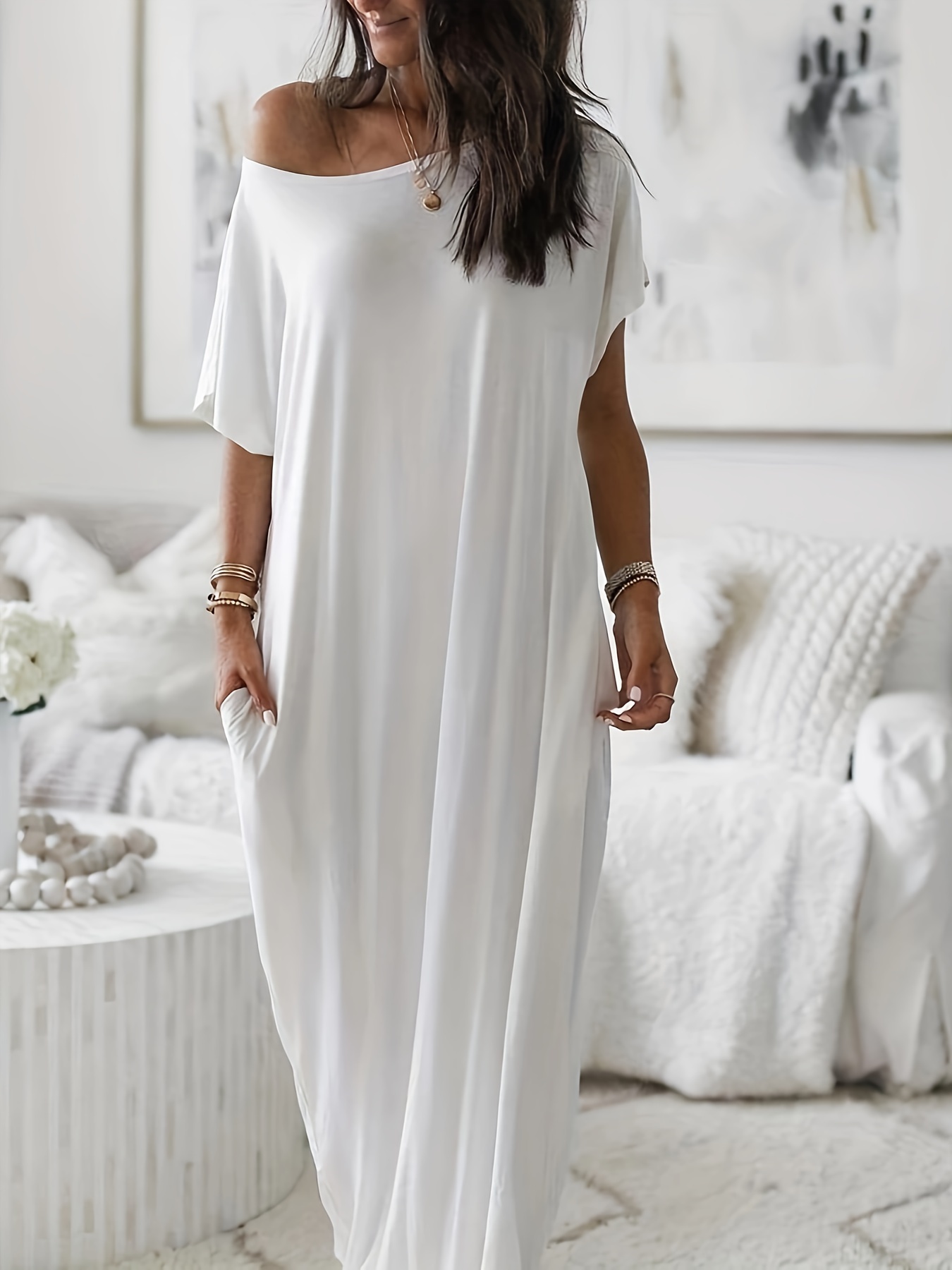 Robe grande taille à épaules inclinées – Couleur unie vibrante, design tendance, manches courtes, longueur longue, détails de poche – Parfait pour les vacances