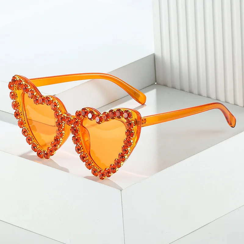Lunettes de soleil cloutées en diamant de style cœur pour femmes, lunettes d'extérieur classiques, document solide, protection solaire, degré UV, UV400