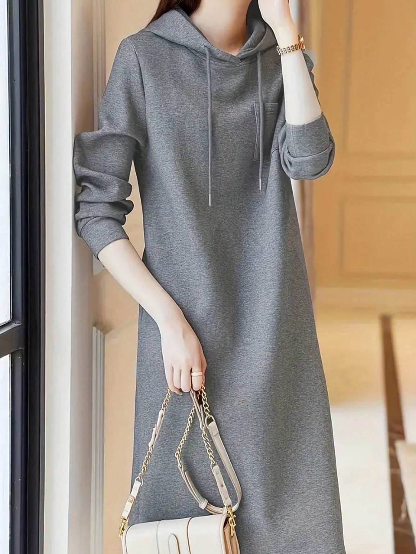 Robe midi en maille à capuche pour femme, automne 2026, manches longues, extensible, ample, décontractée, avec capuche à cordon et poche.