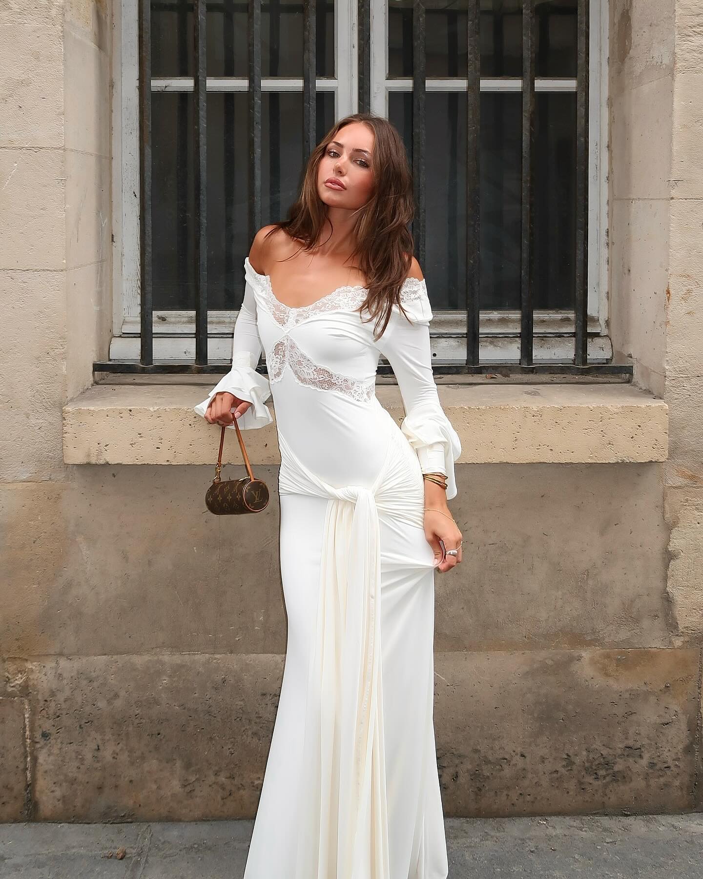 Robe longue élégante blanche à manches longues pour femme, sexy, col en V, dos nu, en dentelle, pour soirée, hiver, automne, collection 2026