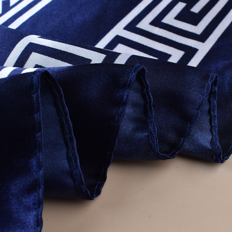 1 pièce Foulard carré en satin à imprimé lettres géométriques pour femme, accessoire de mode printemps, peut être utilisé comme ceinture, sac décoratif ou bandeau en soie