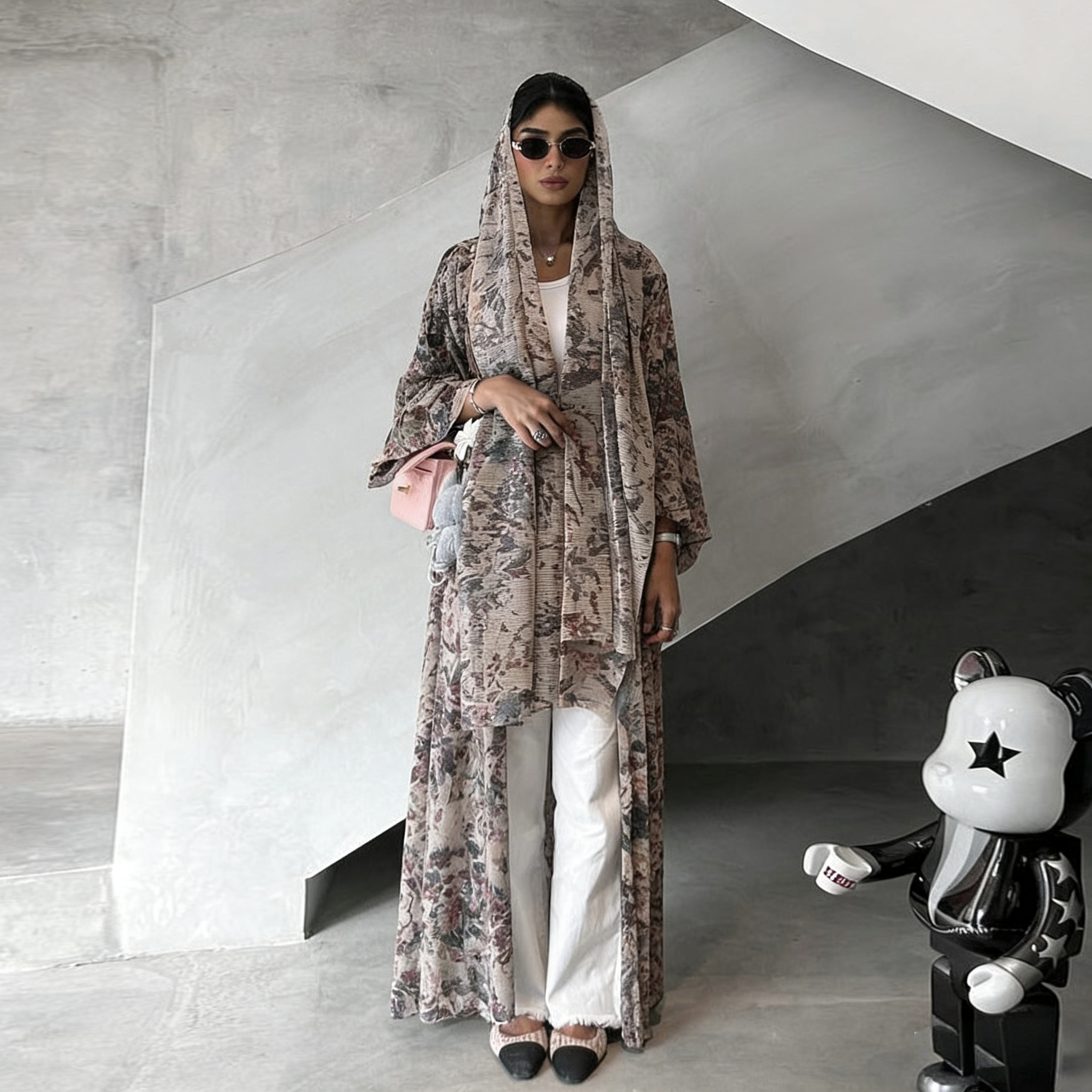 Abaya élégante de style arabe traditionnel avec manches longues amples et imprimé floral, livrée avec un foulard.