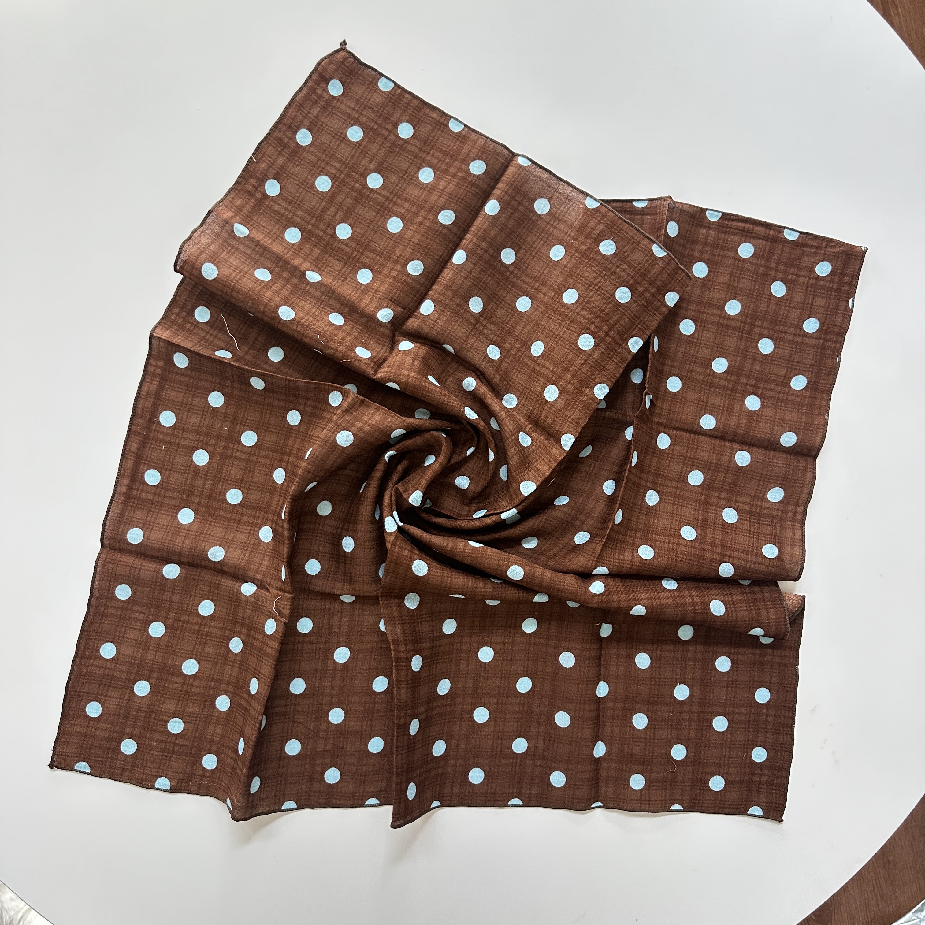 1 foulard carré pour femme, style carré de petite taille, en lin, motif imprimé floral frais, décoration vintage, peut être utilisé comme foulard, bandeau ou serre-tête.