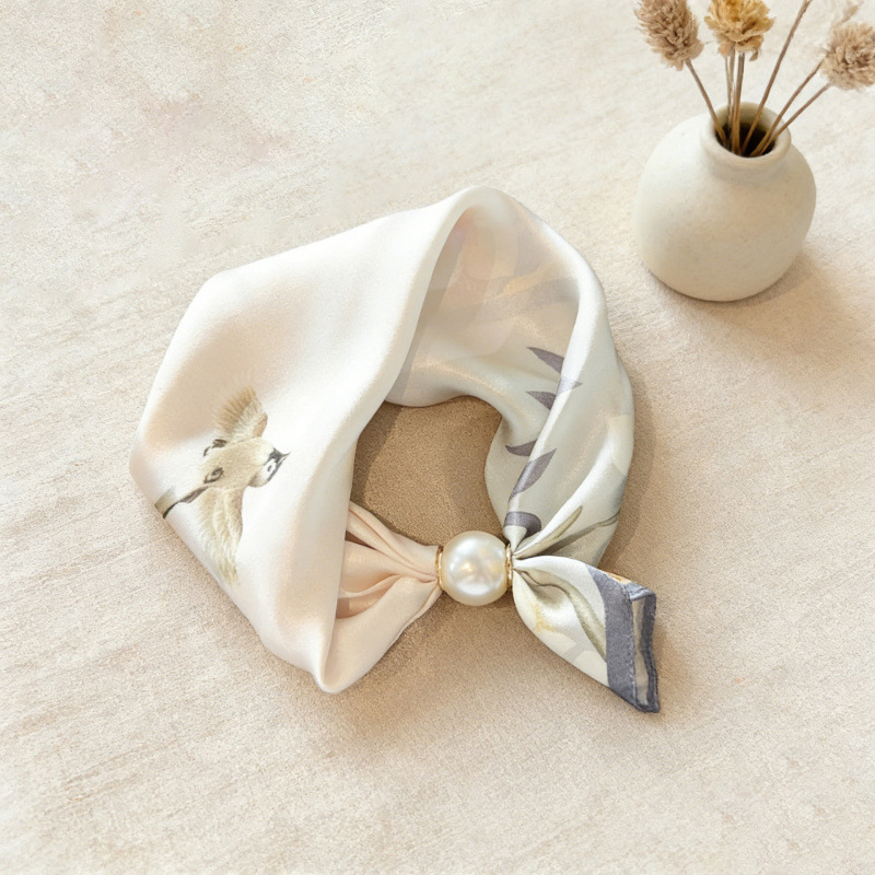 Écharpe carrée magnétique en soie pour femme, fine, printemps-été, avec pendentif en perles, chaîne de clavicule, foulard de cou