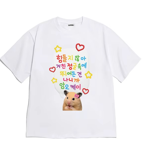 T-shirt décontracté à manches courtes style coréen, polyvalent, rétro, motif chat mignon avec pistolet rose et texte coréen, vêtements esthétiques blancs.