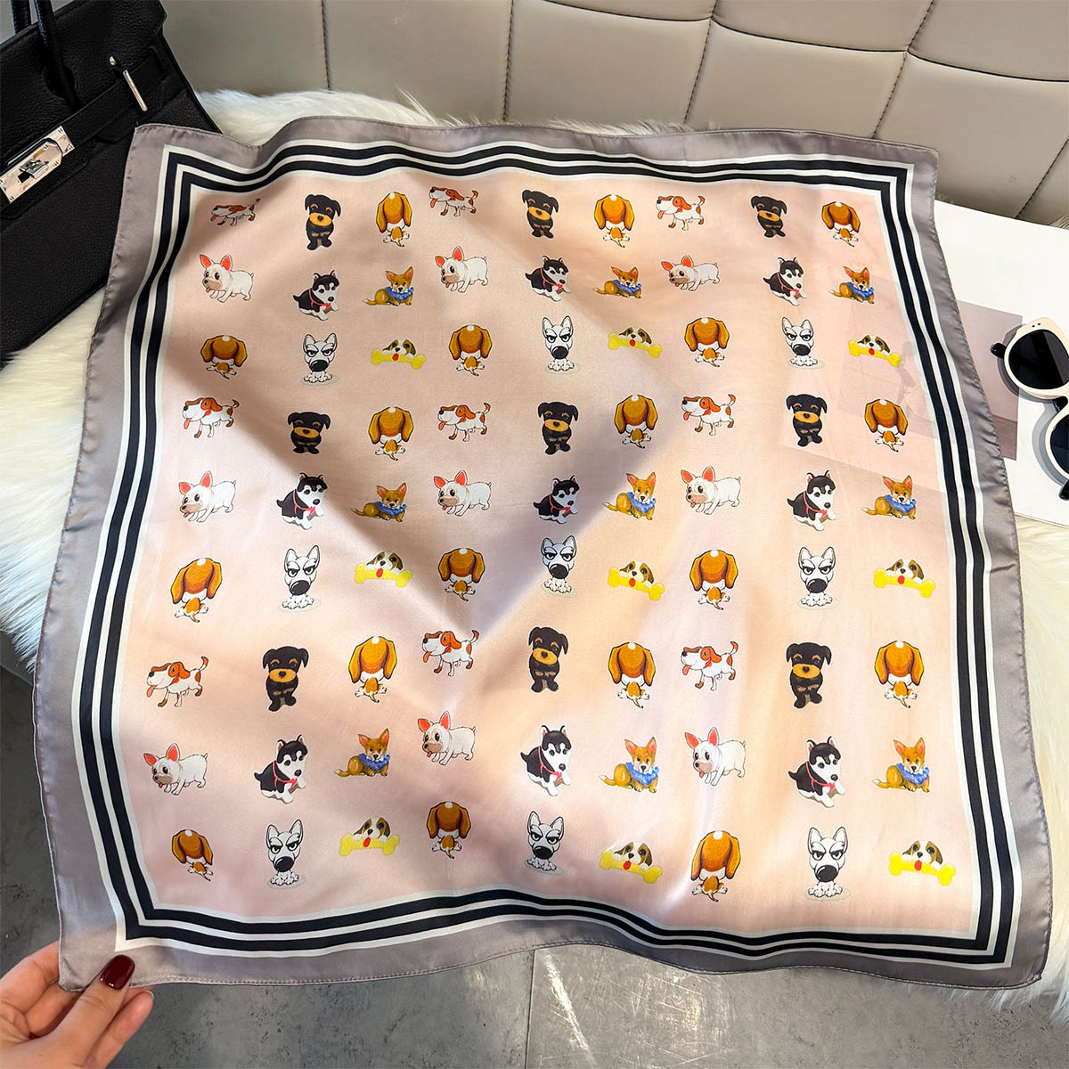 Foulard carré en soie à motif chien de dessin animé pour femme, doux, toutes saisons, hijab, décoration de mode, bandana