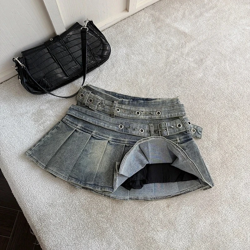 Jupe en jean pour femme avec ceinture cloutée, mini-jupe plissée taille basse, bleu noir, style Alt Girls Y2K Punk années 90
