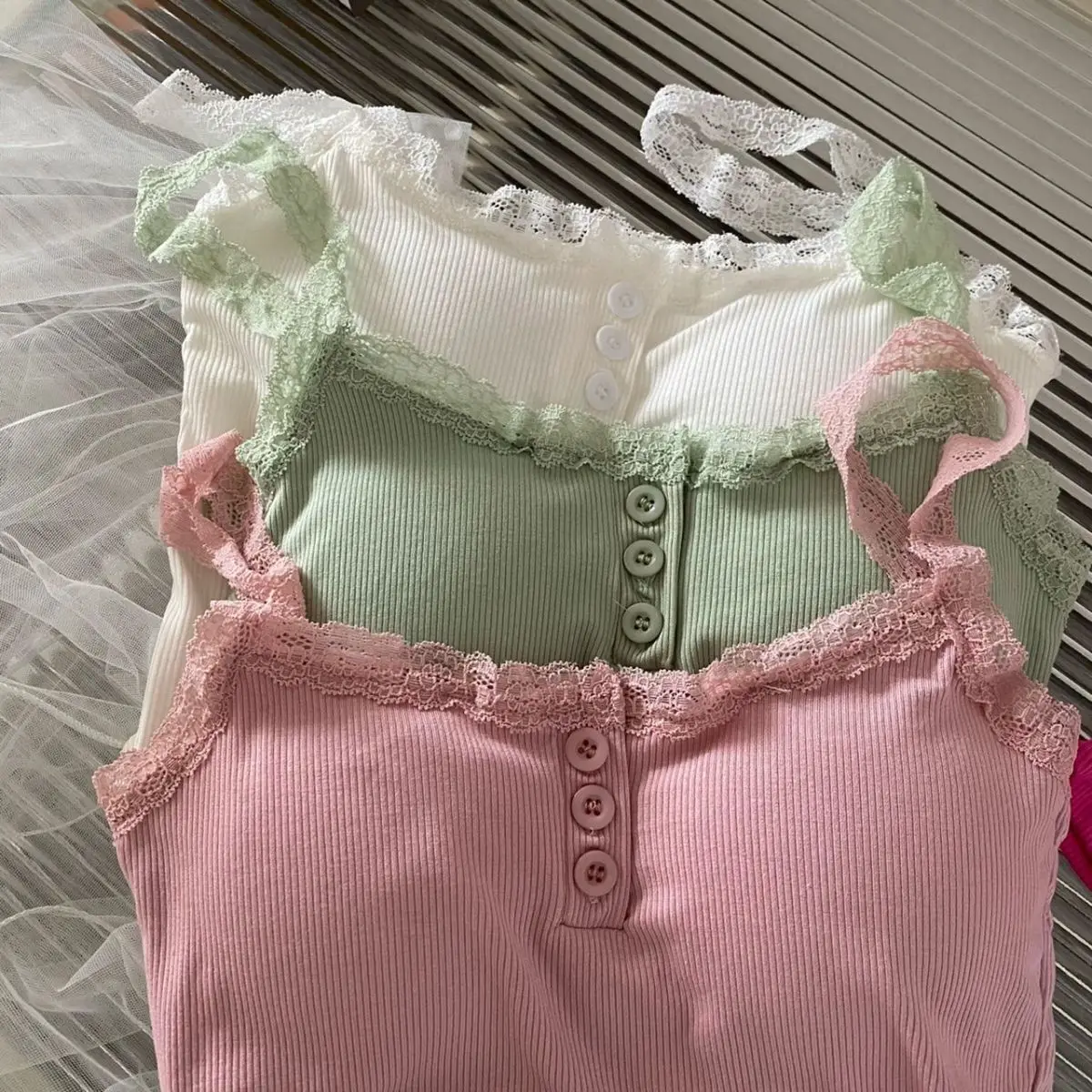 Y2K Coquette dentelle débardeur femmes Style coréen bretelles Patchwork Camisole mignon recadrée sans manches boutons gilet été culture hauts