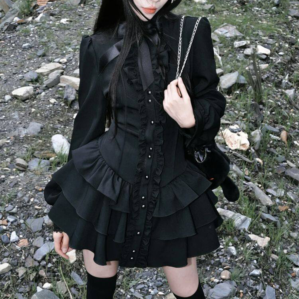 Robe noire Qiao Diablo gothique à manches longues avec nœud, taille cintrée, et jupe courte à volants effet champignon et superposés