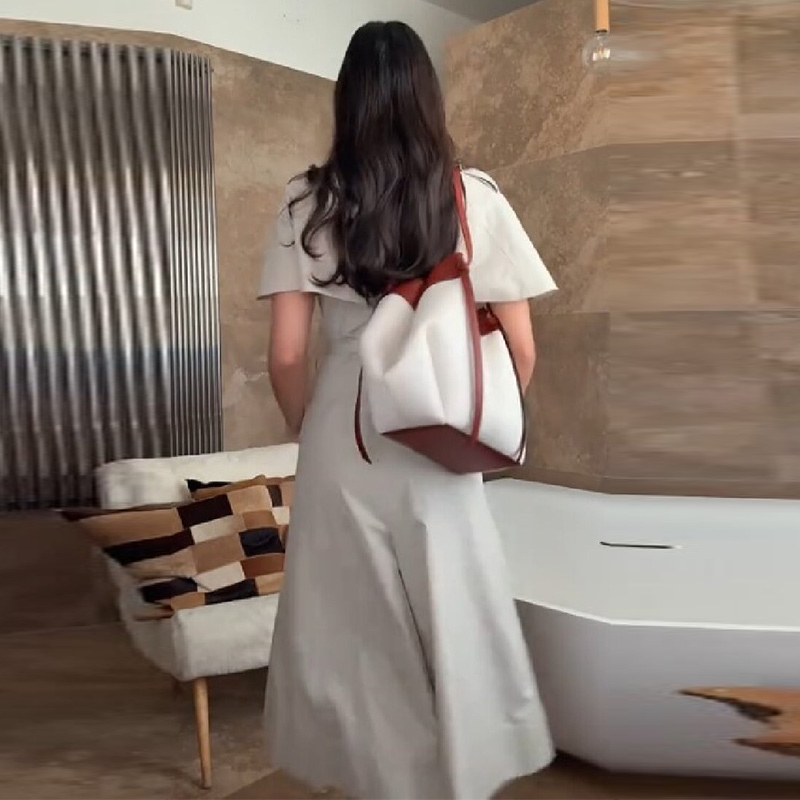 Robe élégante minimaliste à manches cape pour femme, avec ceinture chic et fente avant, idéale pour le bureau ou les tenues décontractées d'été 2026