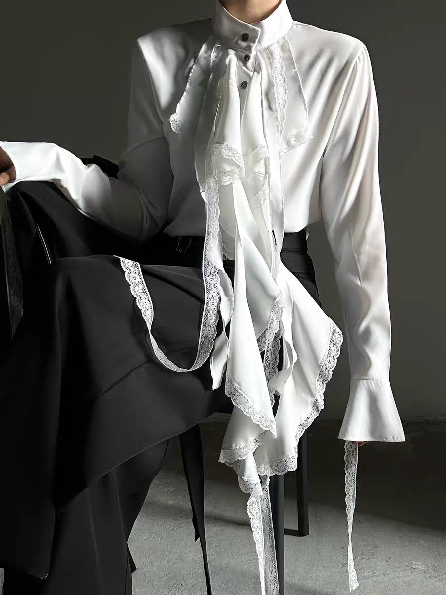 Chemise à col montant avec bordure en dentelle et volants, style gothique rétro tendance printemps-été, manches évasées à franges blanches, chemises pour hommes