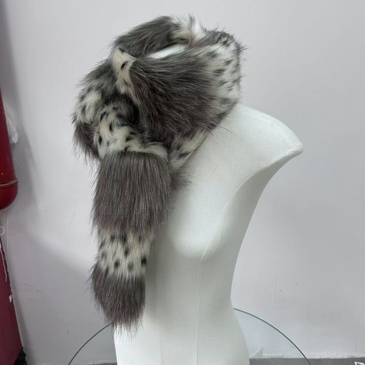 Écharpe originale en peluche à imprimé léopard et pois, style Y2K, pour femme, accessoire d'hiver chaud et tendance, inspiré de la sub-culture des jeunes filles audacieuses.