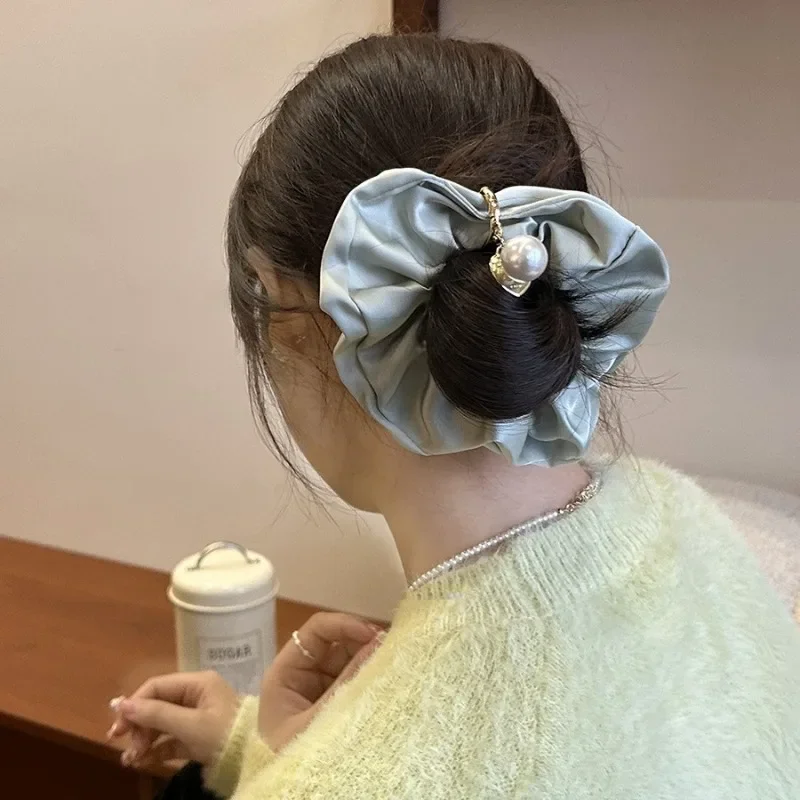 1 pièce Chouchou vintage en satin de soie couleur unie pour filles avec perles cœur dorées pour femmes, accessoires et attaches pour cheveux