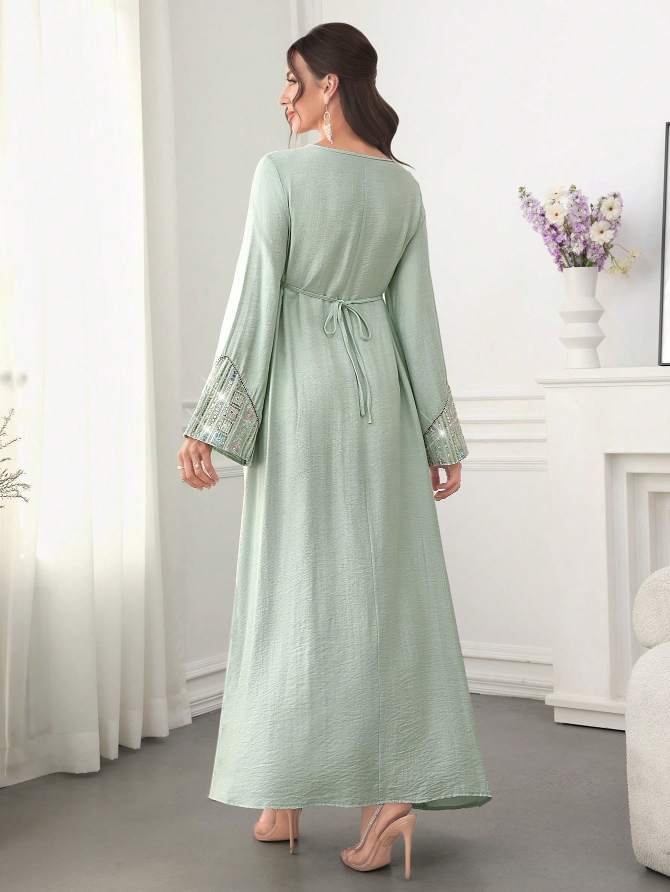 Abaya musulman vert clair, décolleté et poignets brodés à paillettes exquises, parfaits pour les événements semi-formels du moyen-orient, nouvelle collection 2025