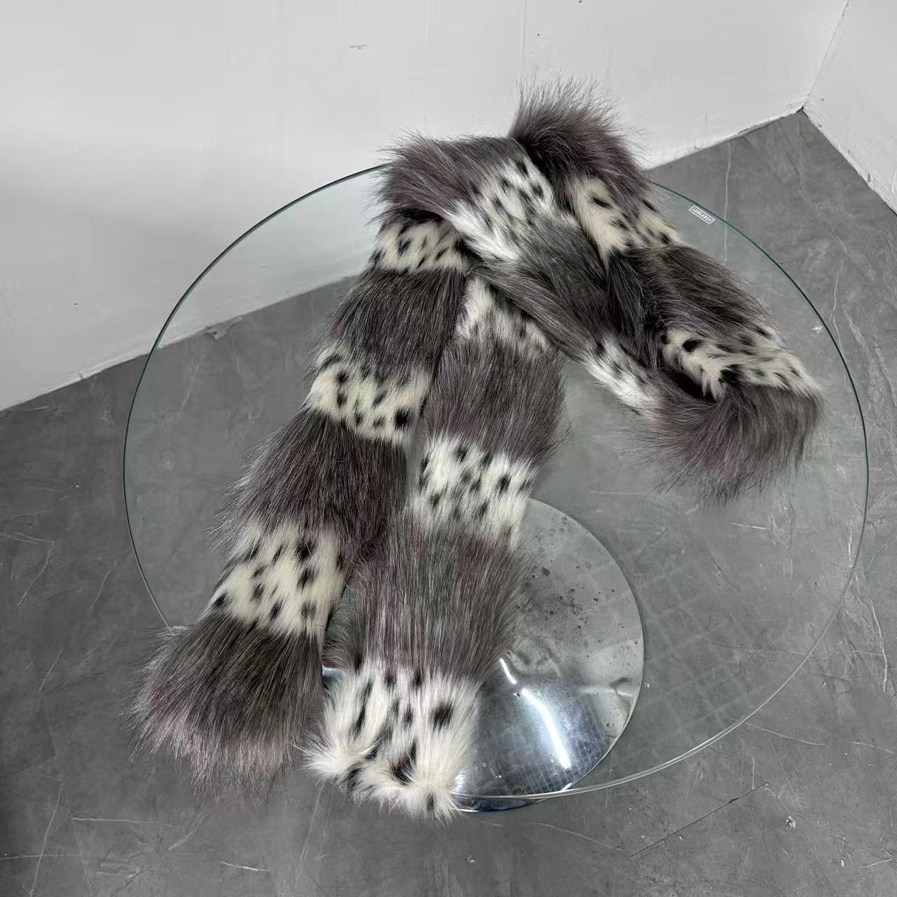 Écharpe originale en peluche à imprimé léopard et pois, style Y2K, pour femme, accessoire d'hiver chaud et tendance, inspiré de la sub-culture des jeunes filles audacieuses.