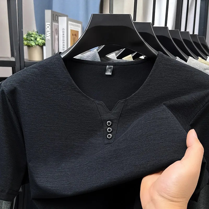 Nouveau T-shirt Homme 2026 Décontracté Chic Col V Trois Boutons Manches Courtes Style Coréen Été Confortable Polyvalent