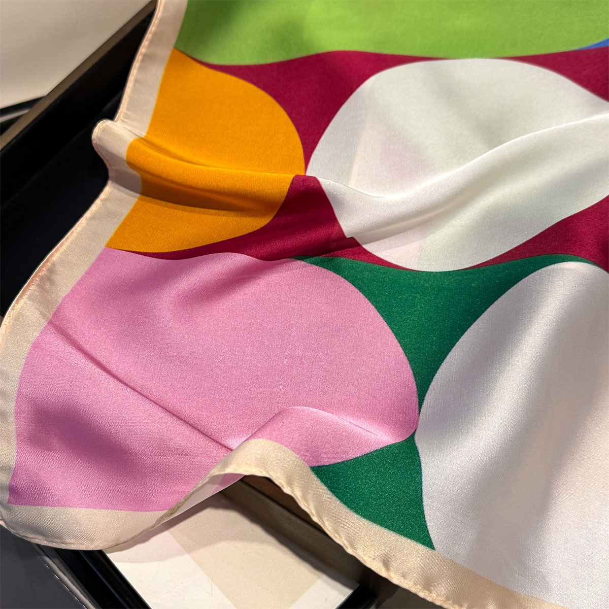 Foulard carré en soie à blocs de couleur géométriques pour femme, doux, toutes saisons, hijab, décoration, bandana, usage quotidien