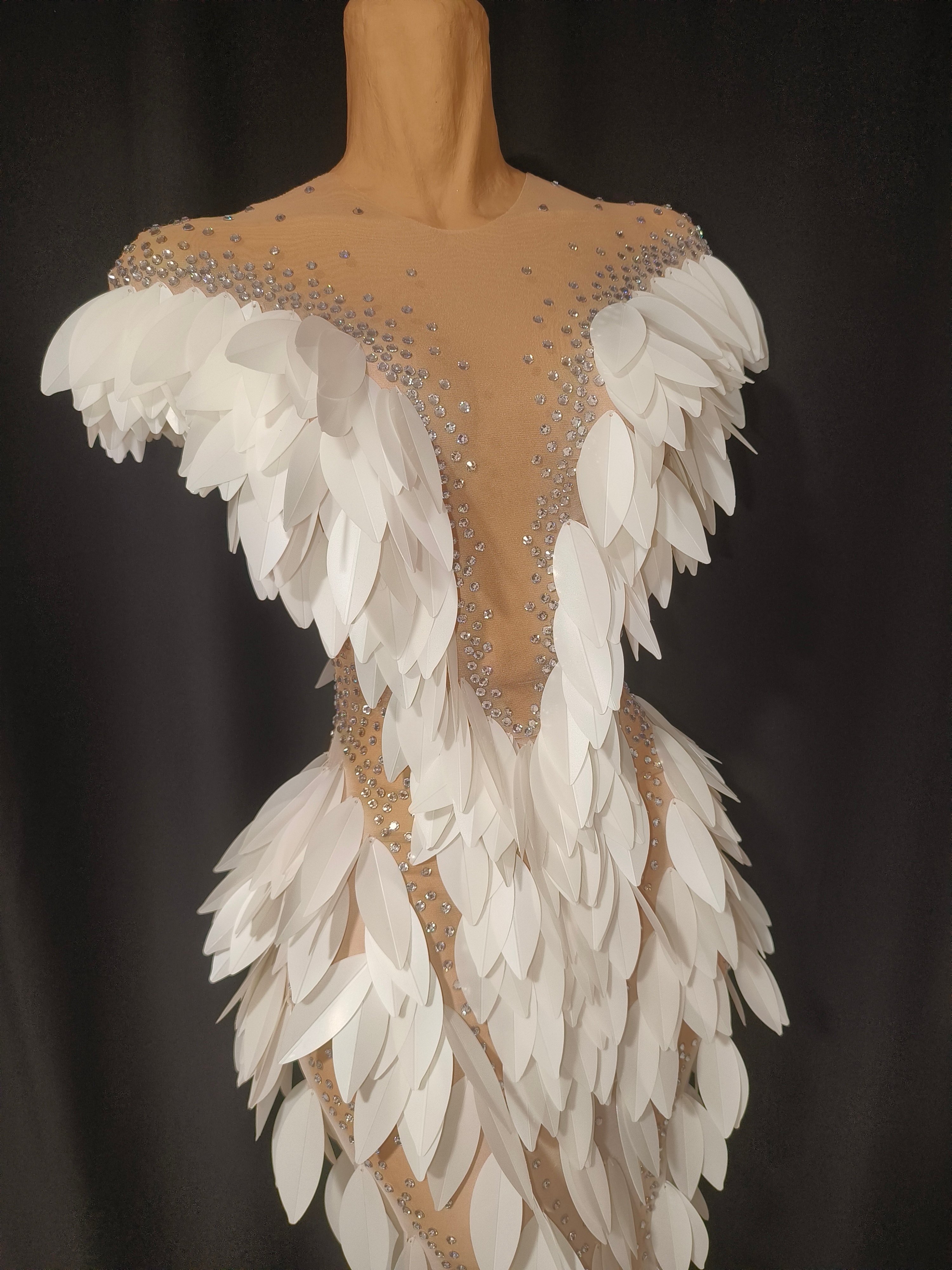 Robe de soirée élégante à col cœur ornée de cristaux pour gala sur le tapis rouge, chanteuse, scène, événement formel, soirée