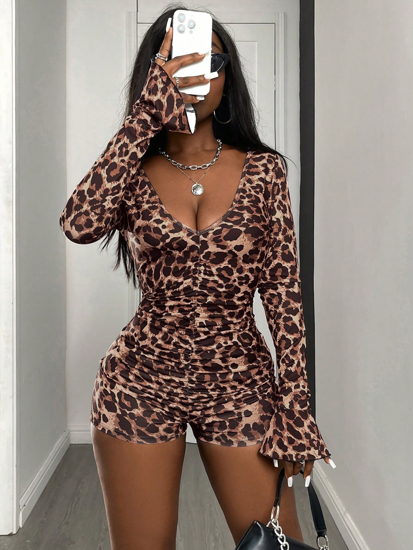 Combinaison sexy pour femme à imprimé léopard, col en V profond, plissée, manches longues et poignets cloche