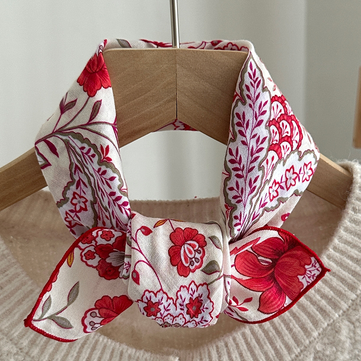 Printemps et été nouvelle petite écharpe en soie pour femmes, petite écharpe carrée bohème confortable et respectueuse de la peau, écharpe polyvalente européenne et américaine à imprimé de fleurs, bandeau écharpe 1 pièce