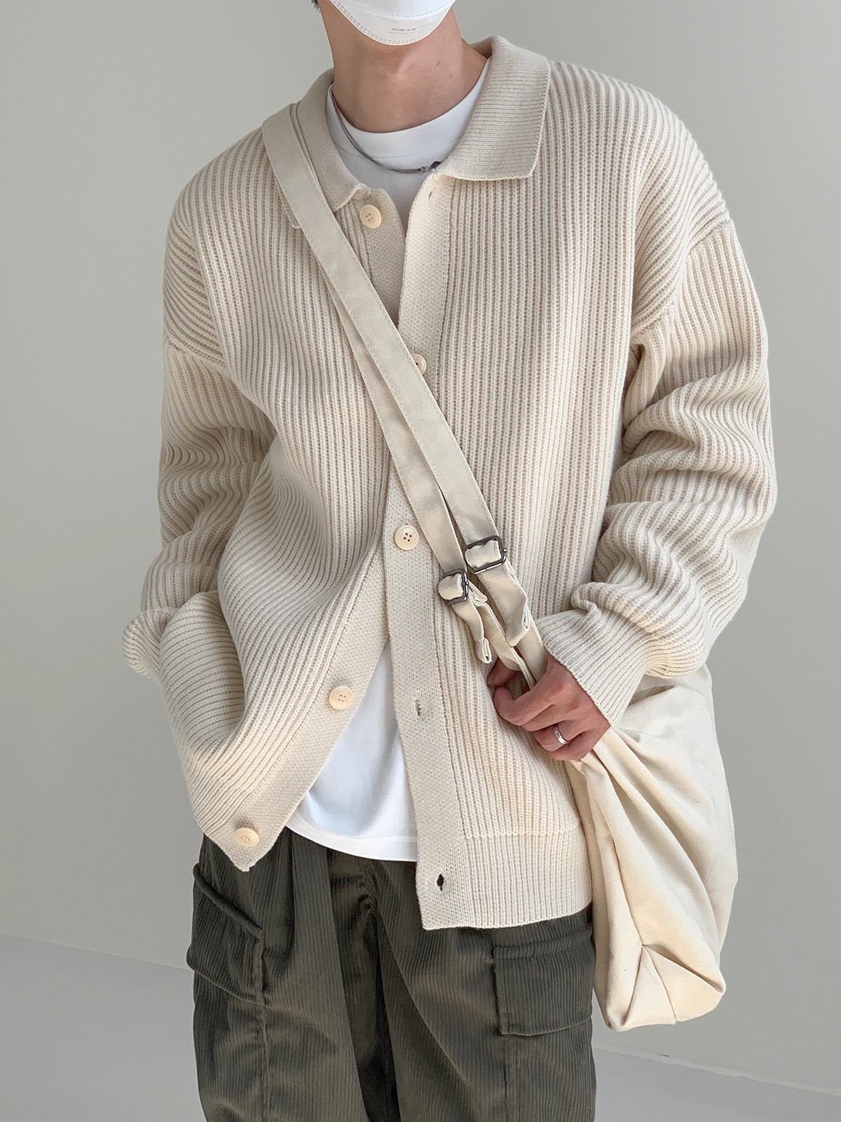 Cardigan en tricot doux et décontracté de style coréen pour hommes, veste à col à revers et simple boutonnage, manteau en tricot tendance avec poches.