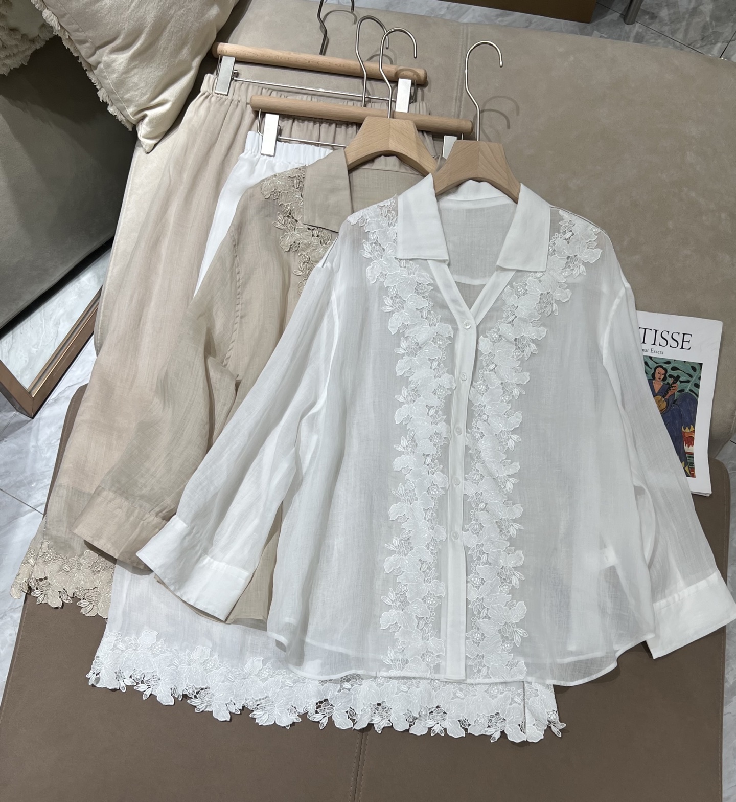 Chemisier léger brodé pour femme associé à une jupe à taille élastique avec ourlet brodé