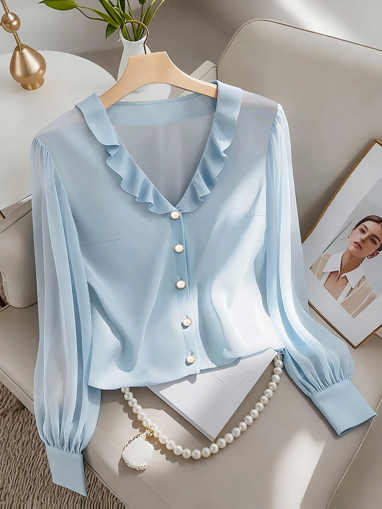 Chemise à manches longues bleue style Hebe pour femme, élégante, col en V, amincissante, avec bordure effet bois, chic pour le bureau