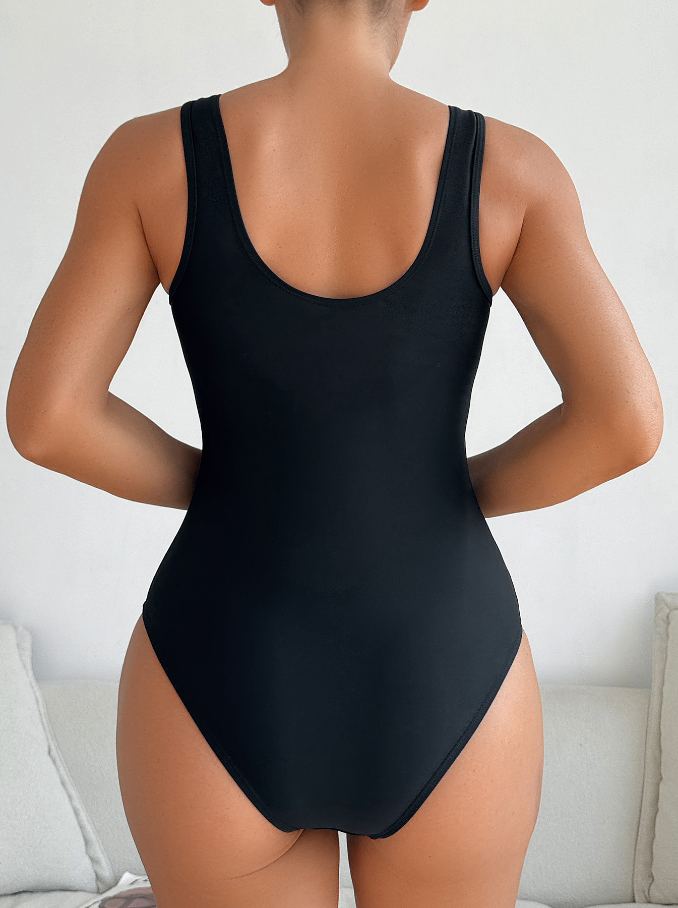 Maillot de bain une pièce pour femme avec deux bretelles, doté d'un design sexy en maille à tissage ouvert.