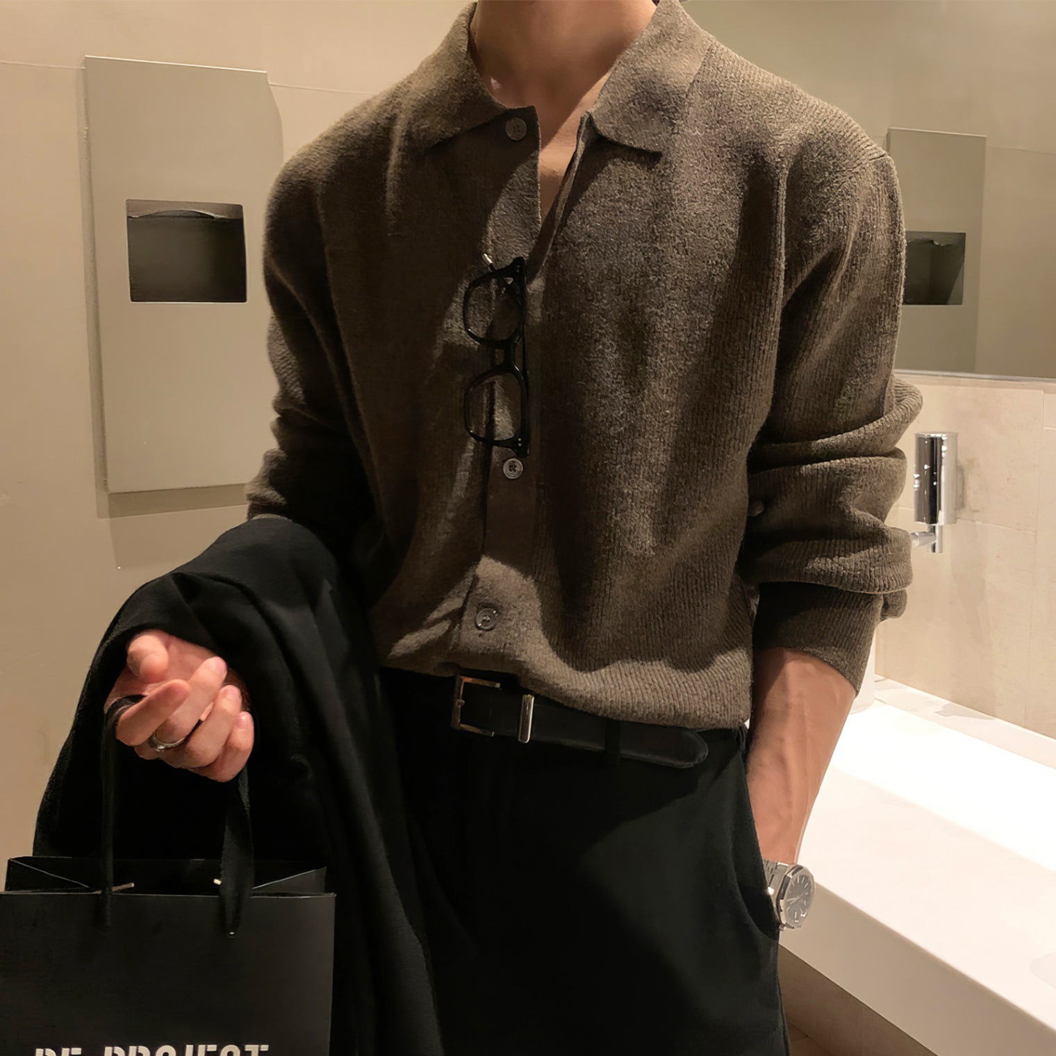 Cardigan en tricot doux et décontracté de style coréen pour hommes, veste à col à revers et simple boutonnage, manteau en tricot tendance avec poches.