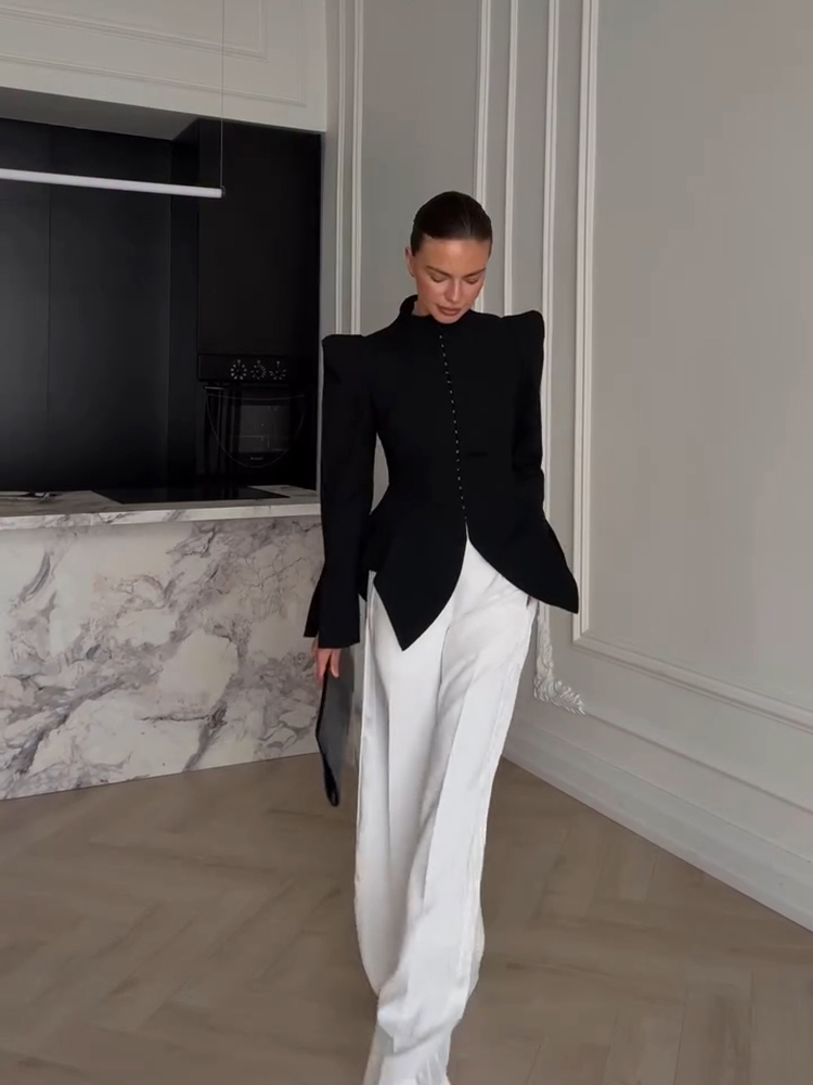 Manteau-veste pour femme, col montant, épaulettes, fermeture à crochets sur le devant, taille cintrée, ourlet asymétrique, blazer élégant et tendance.