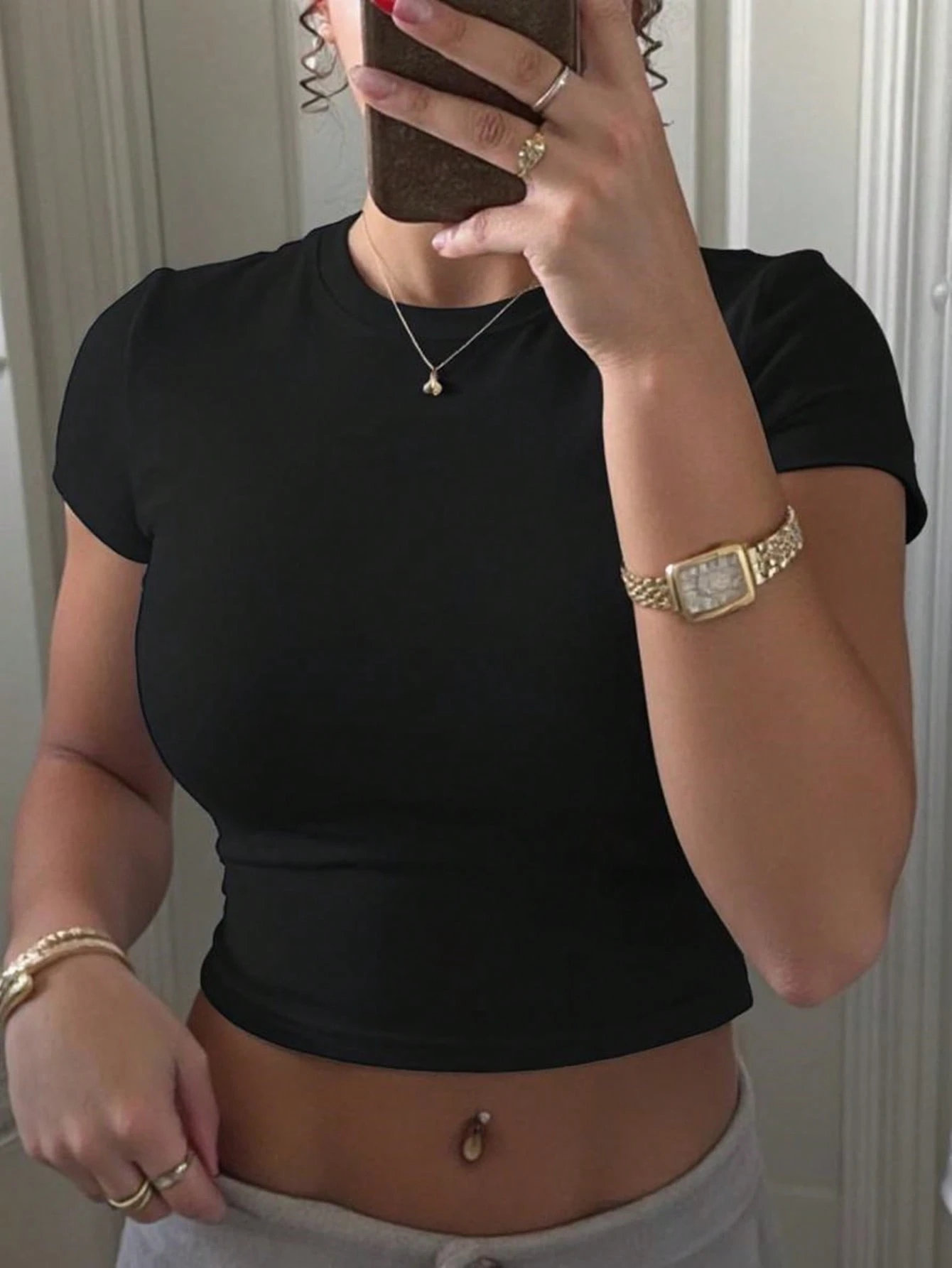 Robe courte ajustée à manches courtes pour femme, idéale pour le yoga et l'été, design simple, effet amincissant, parfaite pour l'exercice et le fitness.