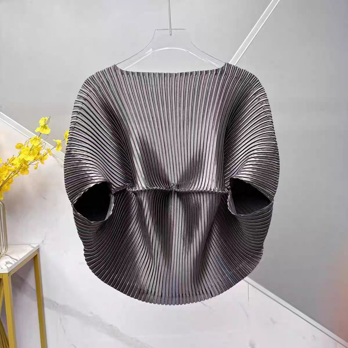 Haut à manches longues plissé à col rond et manches chauve-souris bordeaux pour femme, tissu brillant, mode décontractée, tenue quotidienne, tendance chic