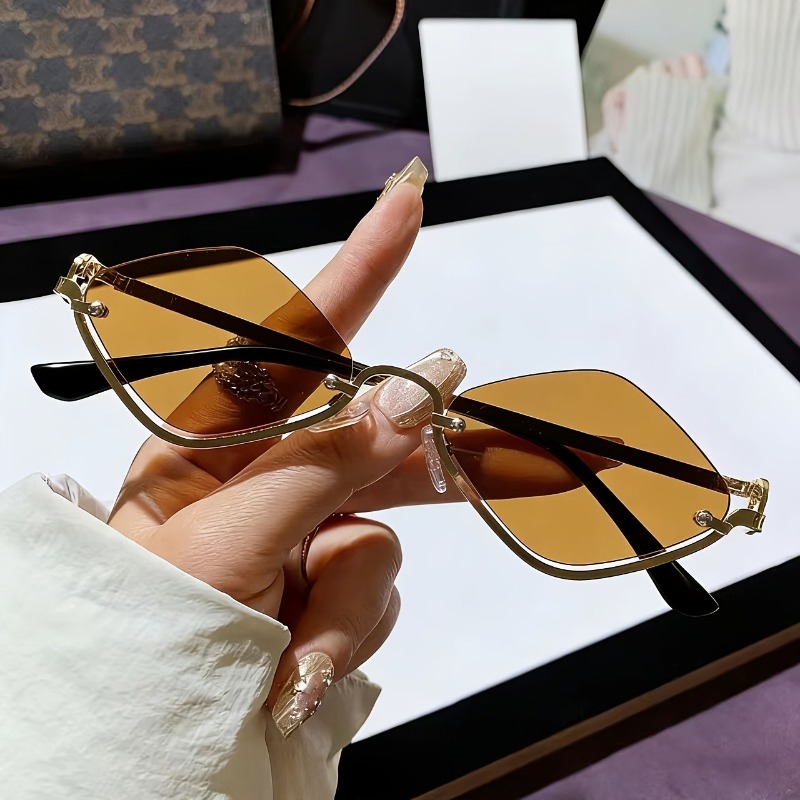 Lunettes de mode pour femmes avec monture en métal diamant ultra-légère de style rétro et demi-monture, idéales pour la photographie de rue