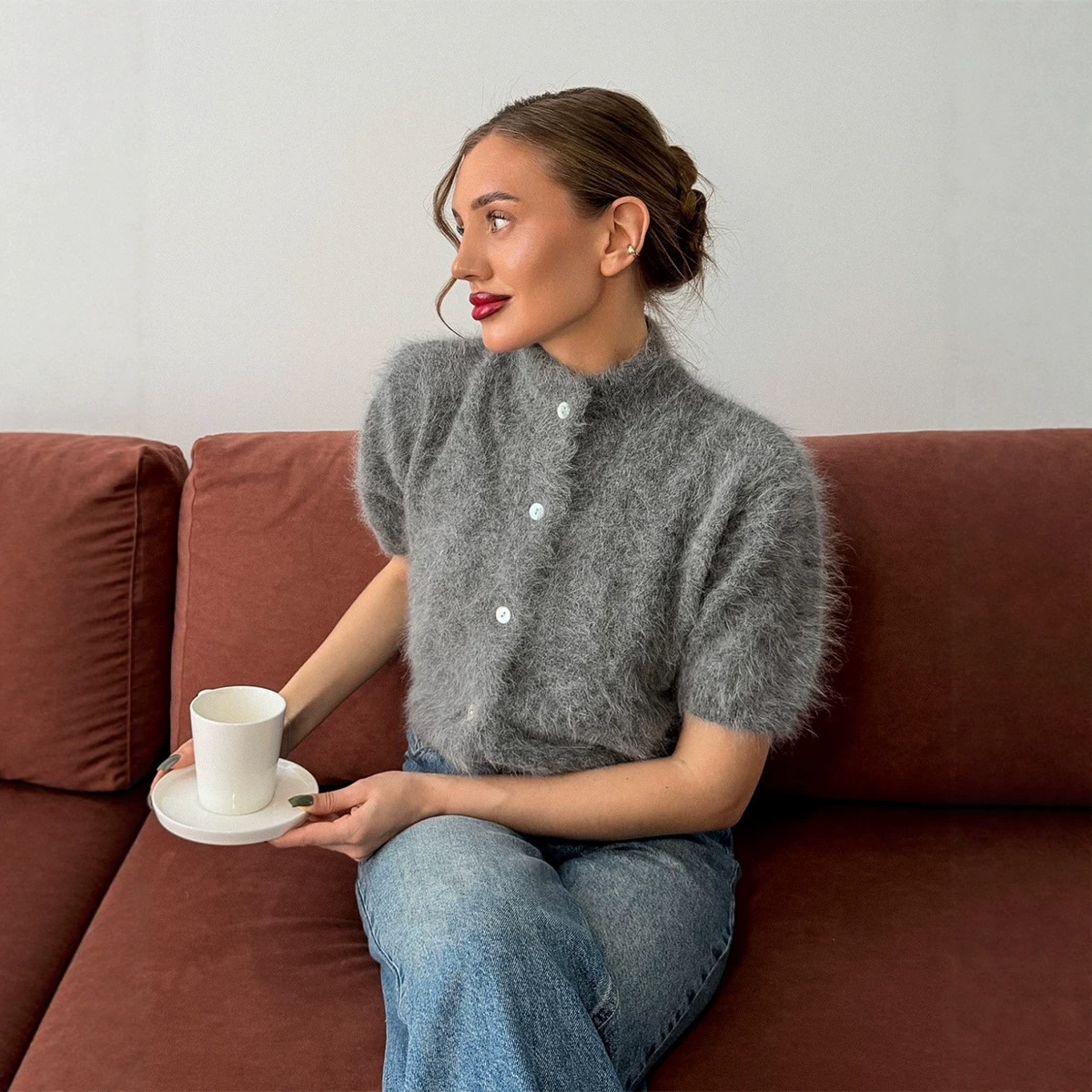 Cardigan élégant pour femmes, manches courtes, tendance, à simple boutonnage, en peluche, coupe ajustée, adapté pour un usage quotidien décontracté.