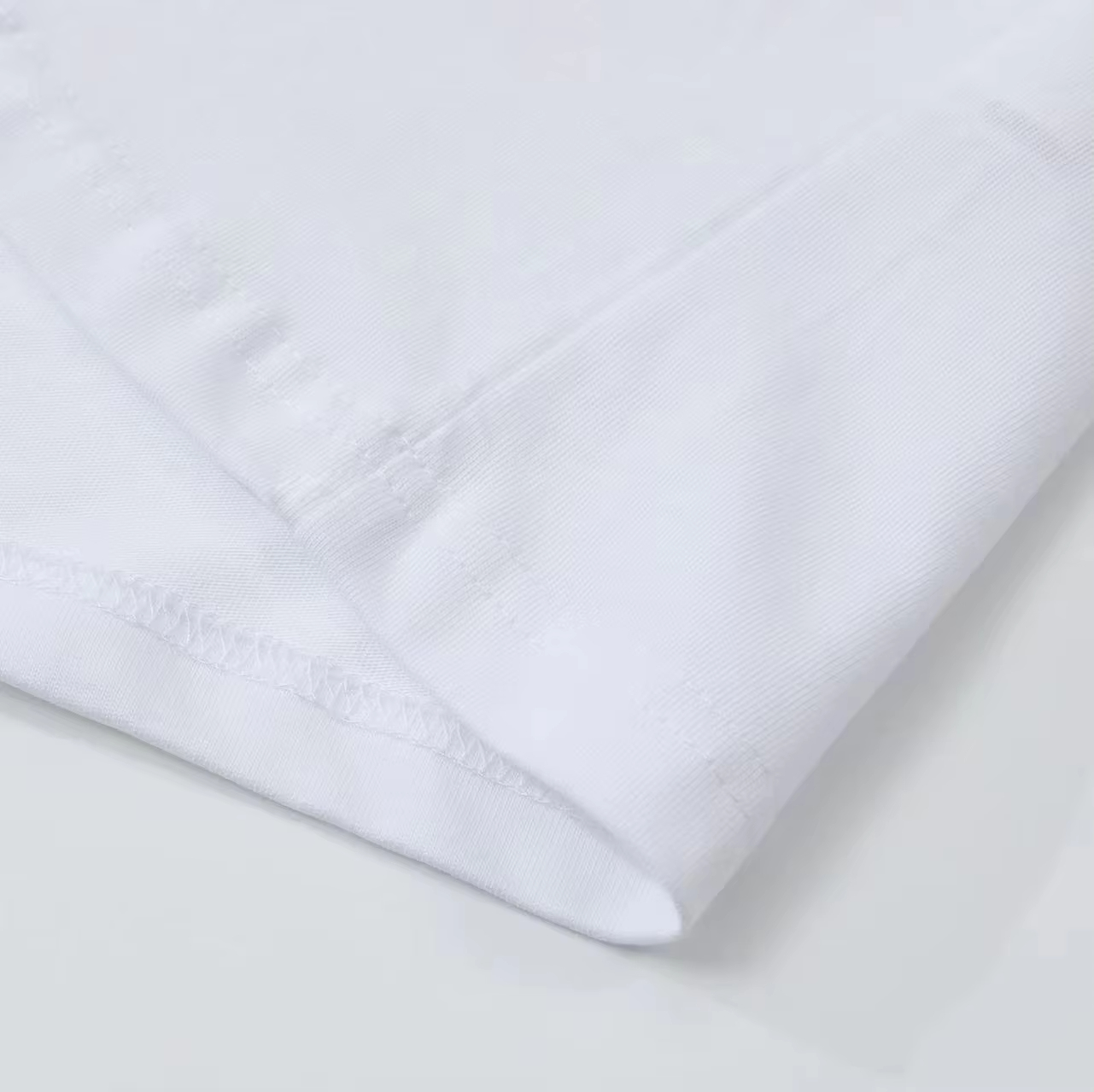 Ce nouveau t-shirt pour femme est confortable et respirant, un article indispensable pour les vacances à la plage et les soirées dignes d'Instagram, style Y2K.