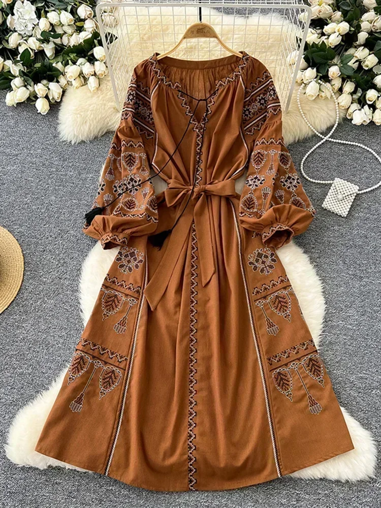 Robe longue de Style ethnique rétro bohème pour femmes, printemps-automne, brodée à lacets, manches lanternes, cintrée à la taille, A155