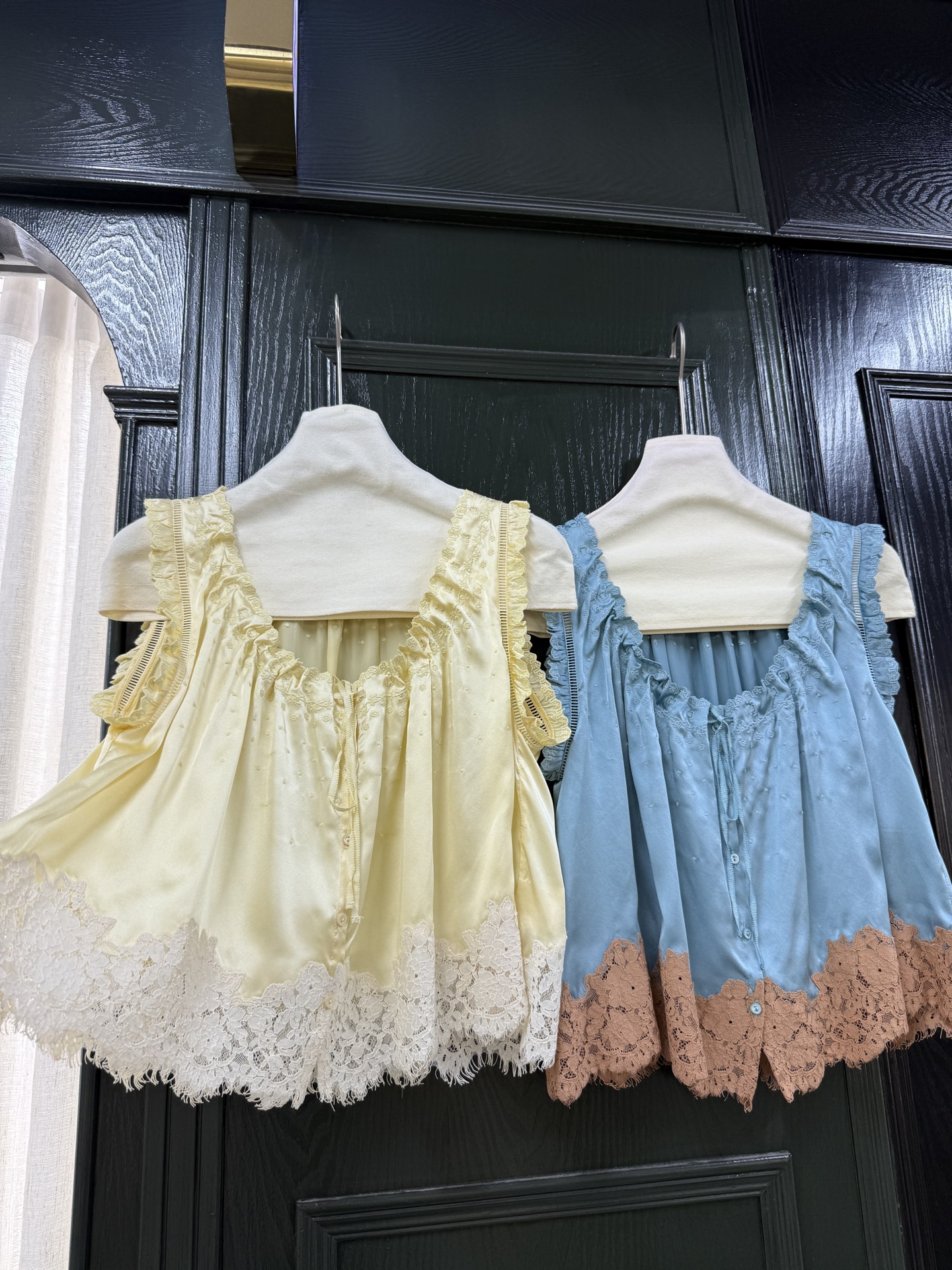 Débardeur Femme Jaune ou Bleu en Soie 100% avec Broderie Dentelle, Col U, Sans Manches, Boutonnage Simple, Tendance