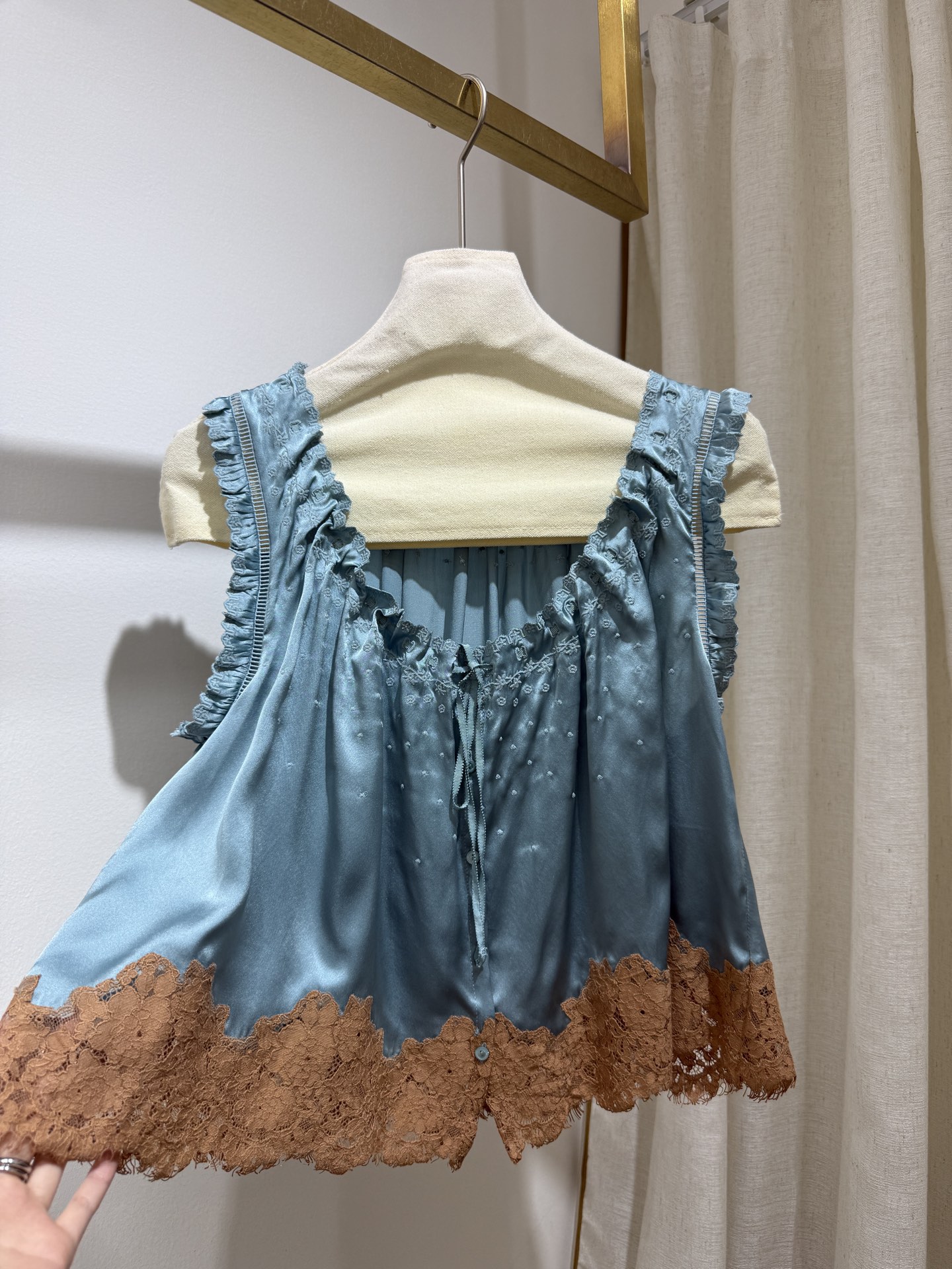Débardeur Femme Jaune ou Bleu en Soie 100% avec Broderie Dentelle, Col U, Sans Manches, Boutonnage Simple, Tendance