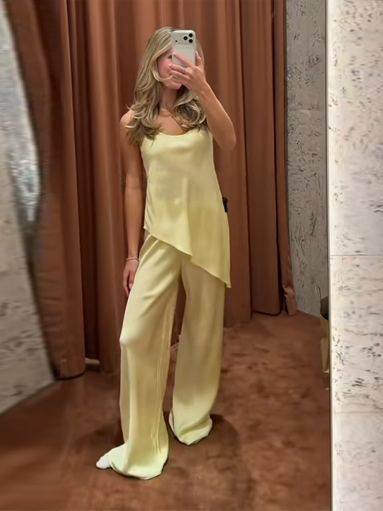 Ensemble élégant de gilet et pantalon en satin pour femme, col rond, sans manches, ourlet irrégulier, haut et pantalon large, collection été 2026, tenue de vacances pour femme