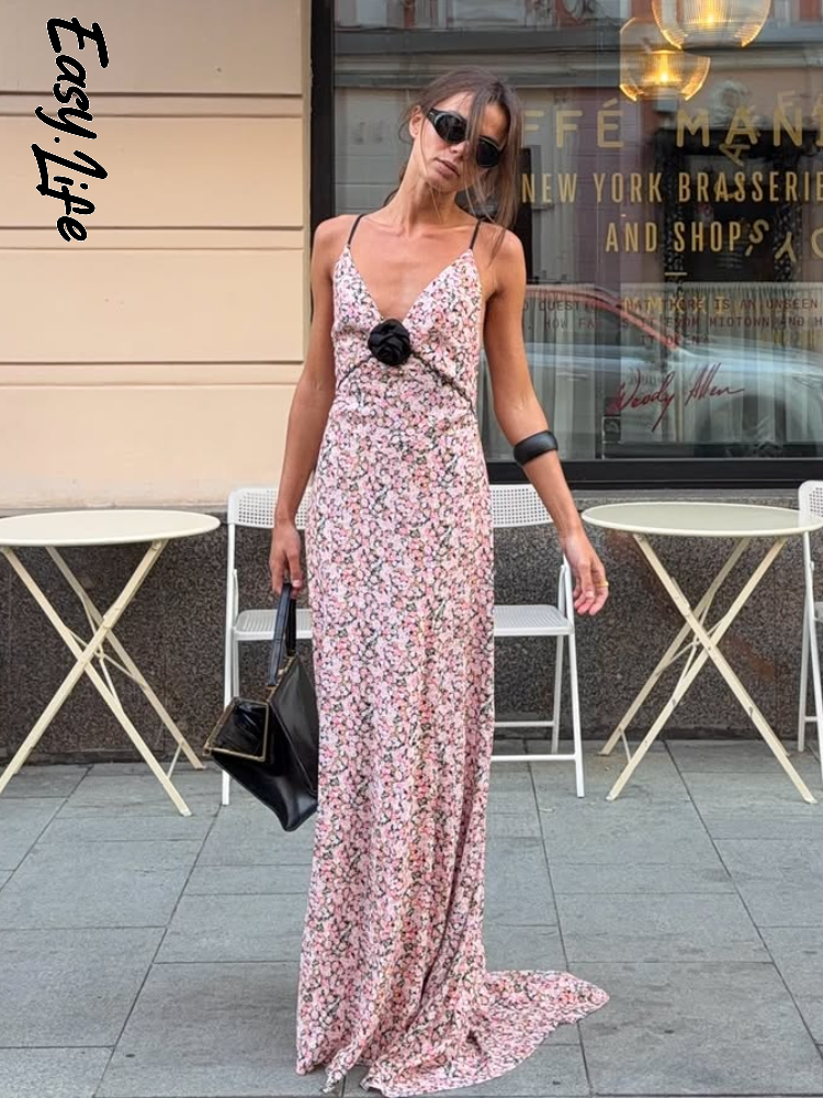 Robe longue en satin rose à motifs floraux, bretelles spaghetti, décolleté en V profond, détail rose noire sur le devant, ourlet à volants, robe de ville et de vacances pour femme
